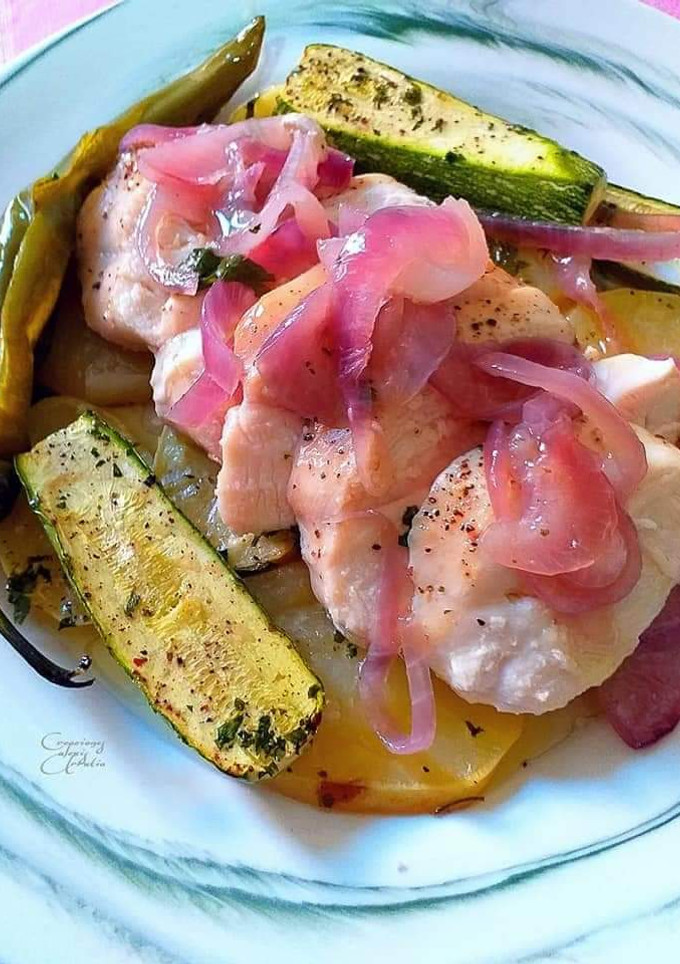 Una foto de Pechuga de pollo al horno con mantequilla y cebollas moradas