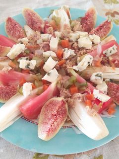 Una foto de Ensalada de endivias y brevas