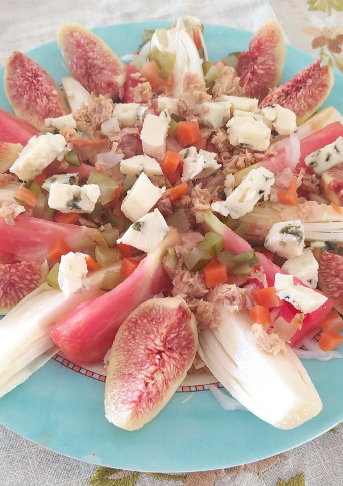 Una foto de Ensalada de endivias y brevas