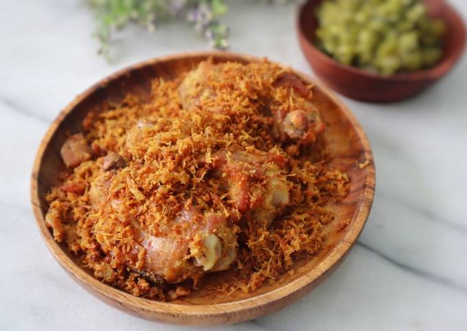 Ayam goreng telur lengkuas