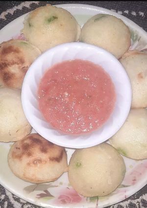 सूजी के अप्पे और टमाटर की चटनी (sooji ke appe aur tamatar ki chutney recipe in Hindi) रेसिपी मुख्य फोटो