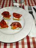 Biscotes salmón con tomate