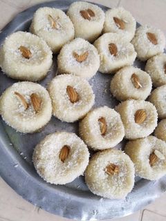 રવા કોપરાના લાડુ રેસીપી મુખ્ય ફોટો