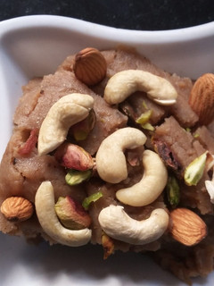 आटे का हलवा (Aate ka Halwa recipe in hindi) रेसिपी मुख्य फोटो