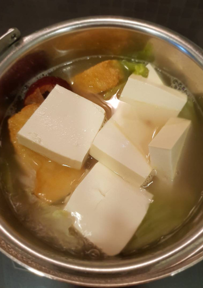 A picture of Tofu, beanpuff and cabbage soup.