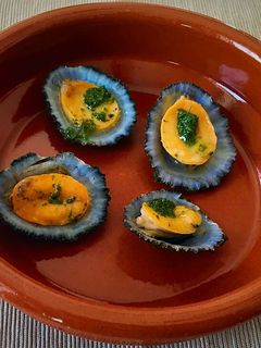 Una foto de Lapas al horno con mojo verde