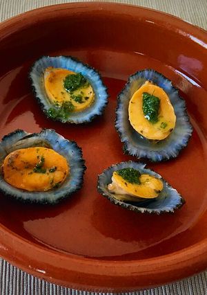 Una foto de Lapas al horno con mojo verde