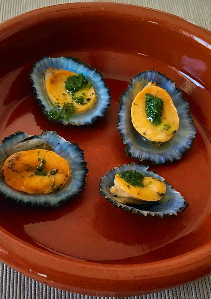 Una foto de Lapas al horno con mojo verde