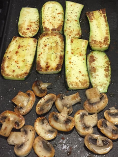 Una foto de Hongos y Zuchinni a la parrilla