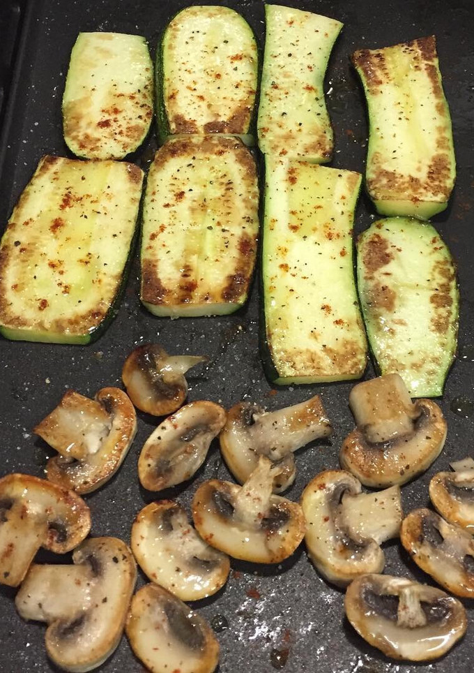 Una foto de Hongos y Zuchinni a la parrilla