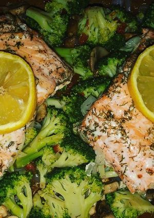 Une photo de Saumon au four avec poêlée de légumes