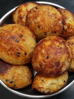 रवा केळ्याचे गोड आप्पे (Rava kelyache god appe recipe in marathi) रेसिपी चे मुख्य फोटो