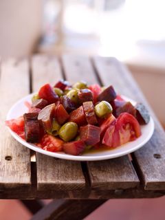 Una foto de Ensalada alicantina de tomate y salazones