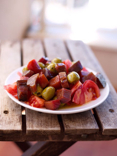 Una foto de Ensalada alicantina de tomate y salazones