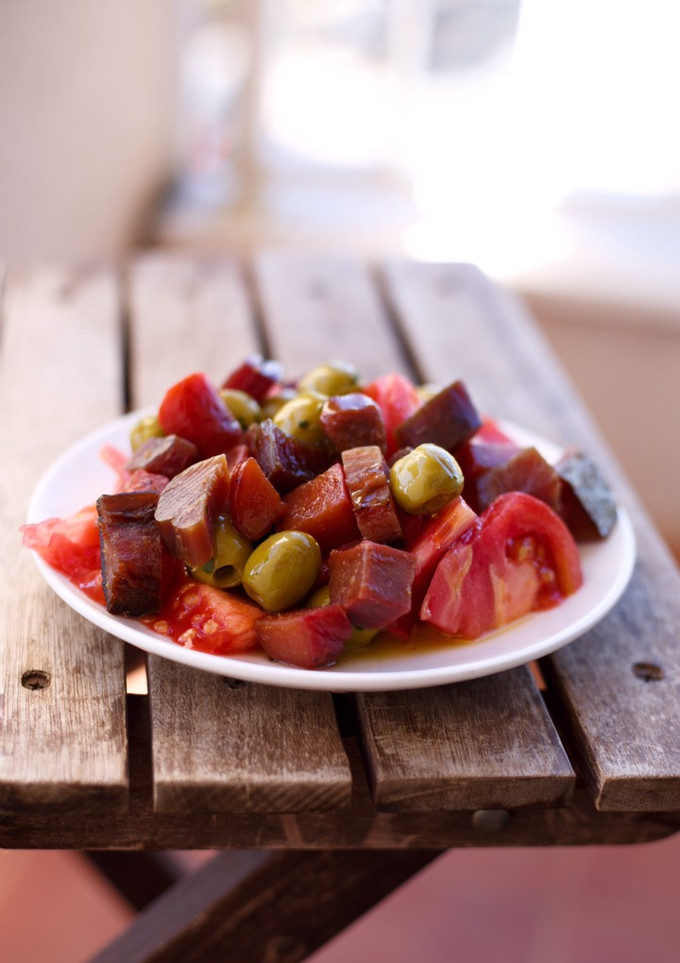 Una foto de Ensalada alicantina de tomate y salazones