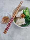 Pangsit Kuah dengan Minyak Bawang Putih