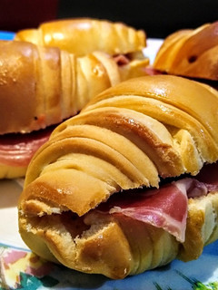 Una foto de BOCADITOS De Jamón Serrano y Tomate🍅...!