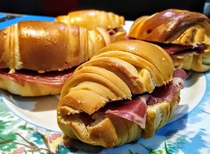 Una foto de BOCADITOS De Jamón Serrano y Tomate🍅...!