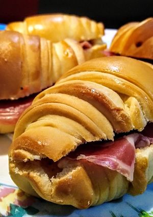 Una foto de BOCADITOS De Jamón Serrano y Tomate🍅...!