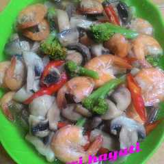 A picture of Jamur kancing dan udang tumis tiram.
