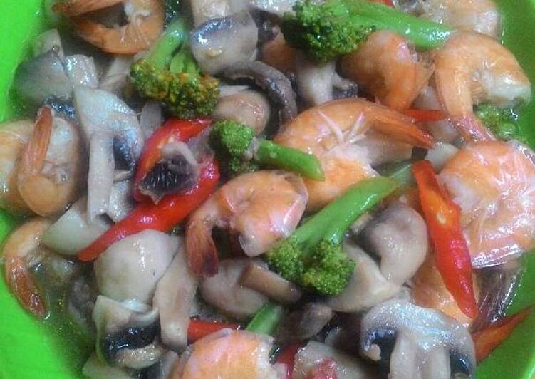 Resep Jamur kancing dan udang tumis tiram yang nikmat
