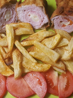 Sajttal, sonkával és baconnel töltött rántott karaj recept fotója