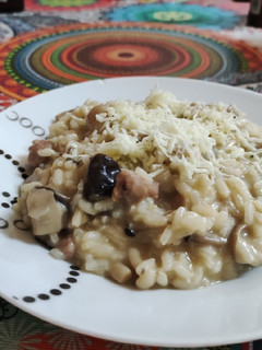 Una foto de Risotto de setas con longaniza y trufa blanca
