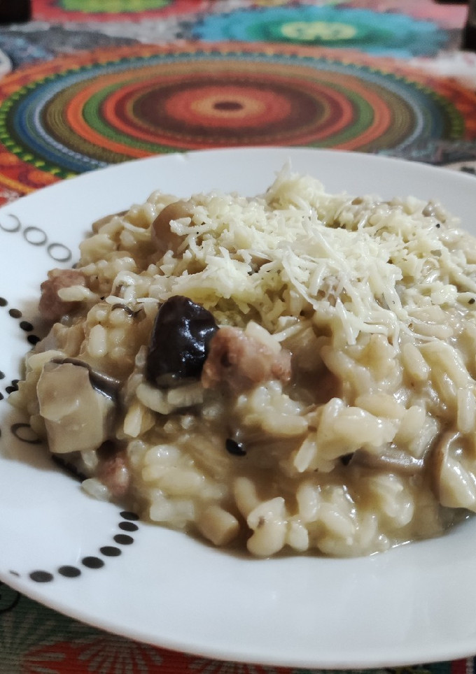 Una foto de Risotto de setas con longaniza y trufa blanca
