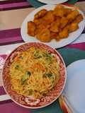 Gemüsenudeln in feiner Sauce mit Fisch - Nuggets