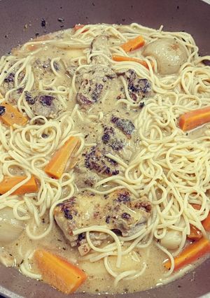Une photo de Cuisses de poulet à la moutarde et aux nouilles