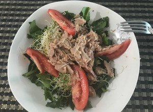 Una foto de Ensalada de Espinacas con atún