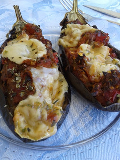 Una foto de Berenjenas rellenas de verduras