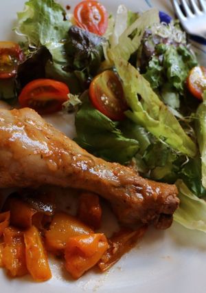Una foto de Receta de pollo al horno con manzanas y batatas