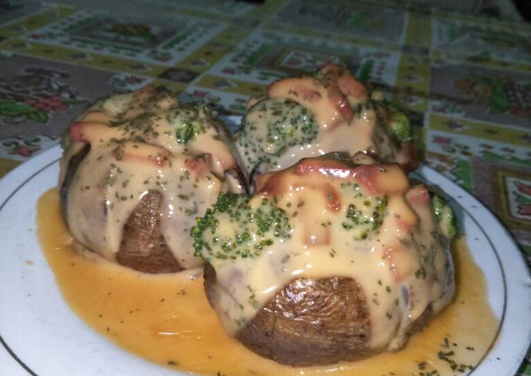 Baked Potato with Broccoli and Cheese