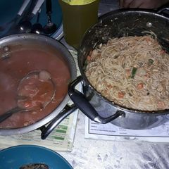A picture of Spaghetti and Manchurian.