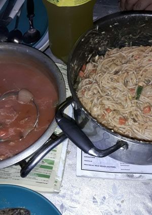 A picture of Spaghetti and Manchurian.
