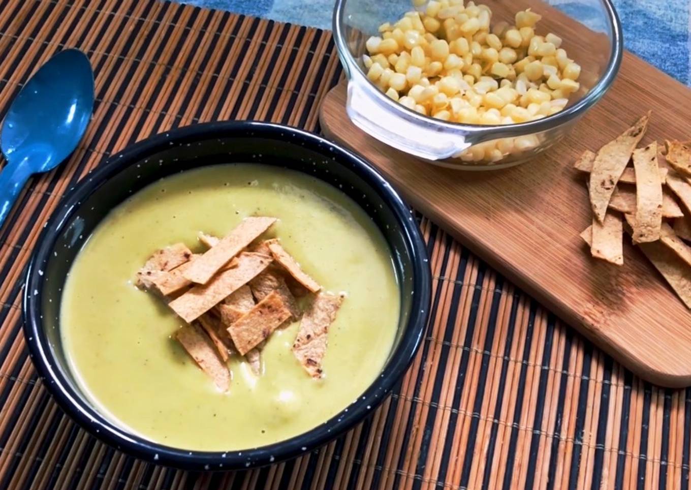 Crema de chile poblano con elote