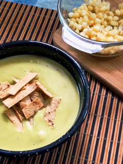 Una foto de Crema de chile poblano con elote