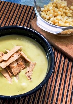 Una foto de Crema de chile poblano con elote
