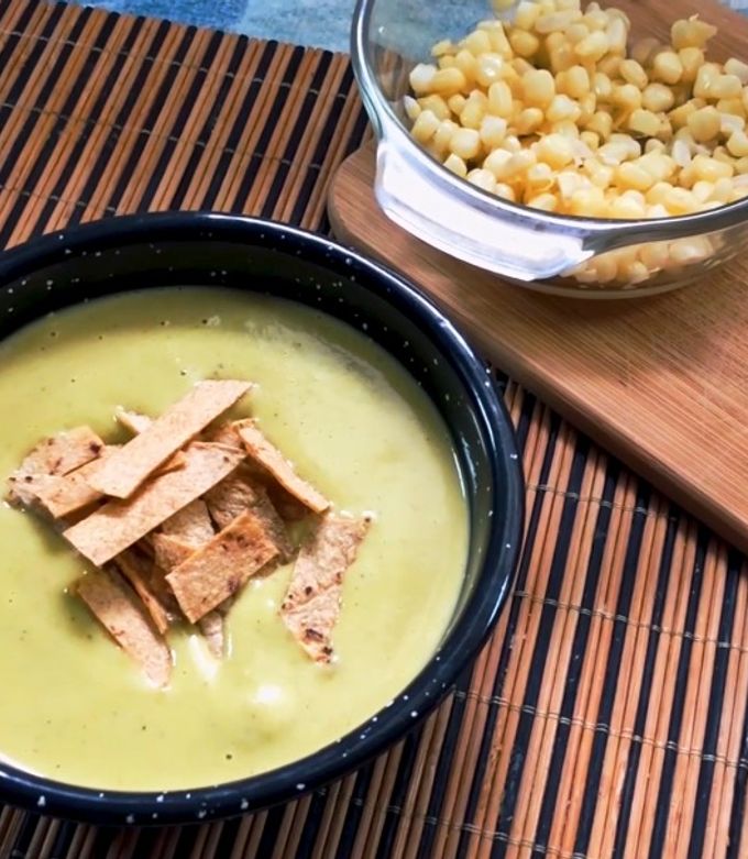 Una foto de Crema de chile poblano con elote