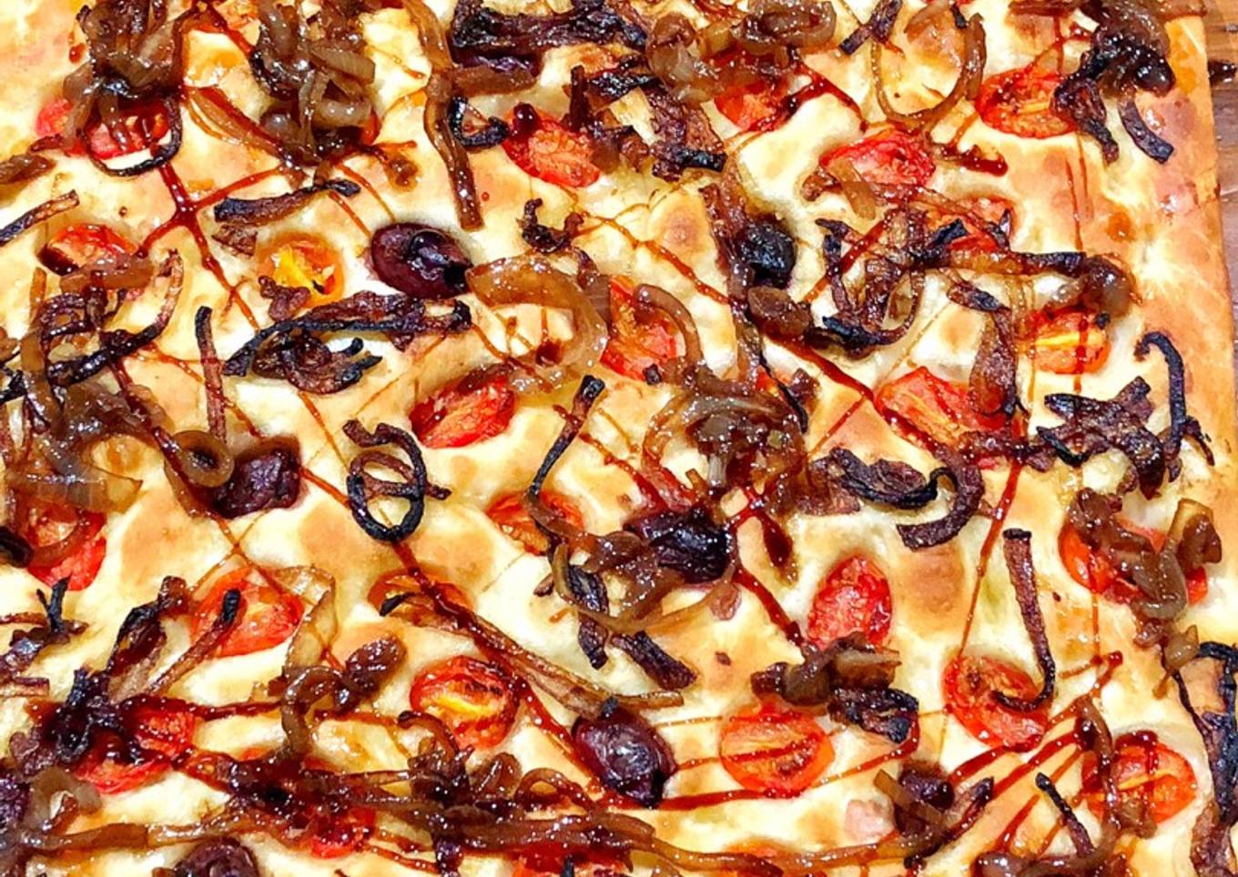Cherry tomatoes, black olives, caramelised onion and balsamic glaze focaccia
