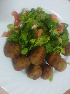 Una foto de Croquetas de atún, palitos de cangrejo y lechuga