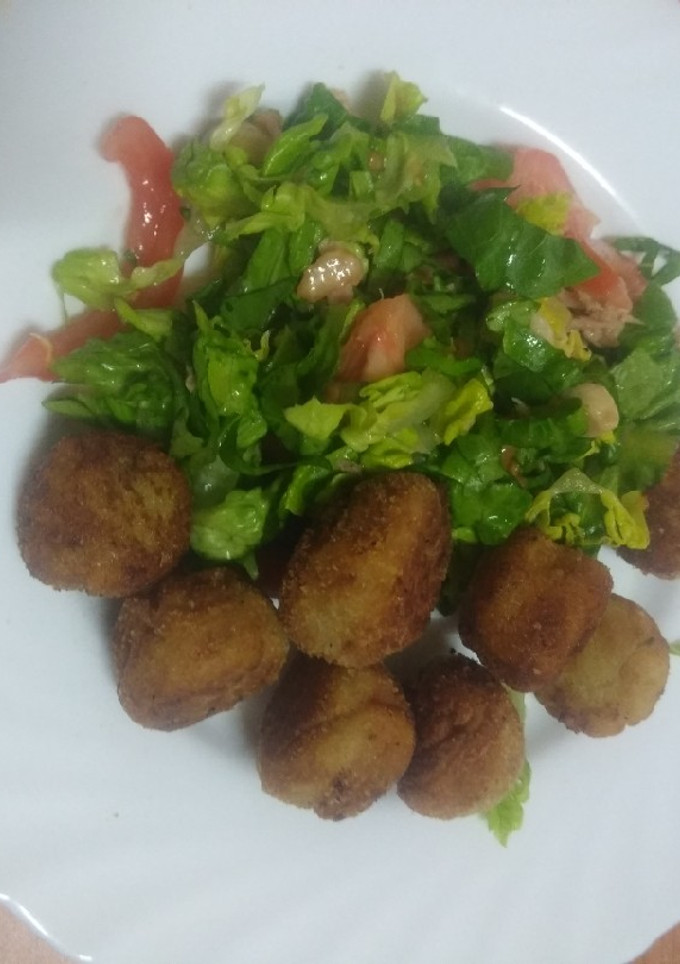 Una foto de Croquetas de atún, palitos de cangrejo y lechuga