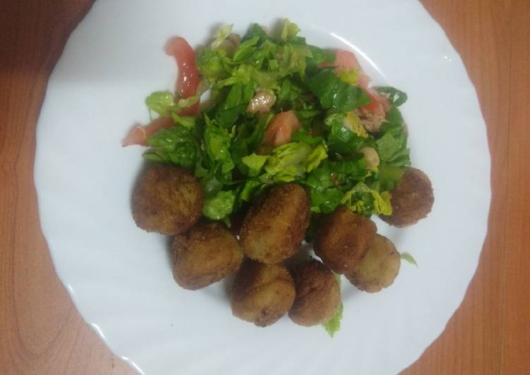 Croquetas de atún, palitos de cangrejo y lechuga
