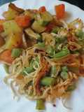 Ejotes salteados con pollo y verduras con orégano y jengibre
