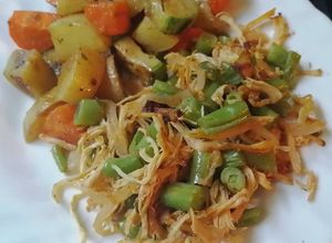Una foto de Ejotes salteados con pollo y verduras con orégano y jengibre