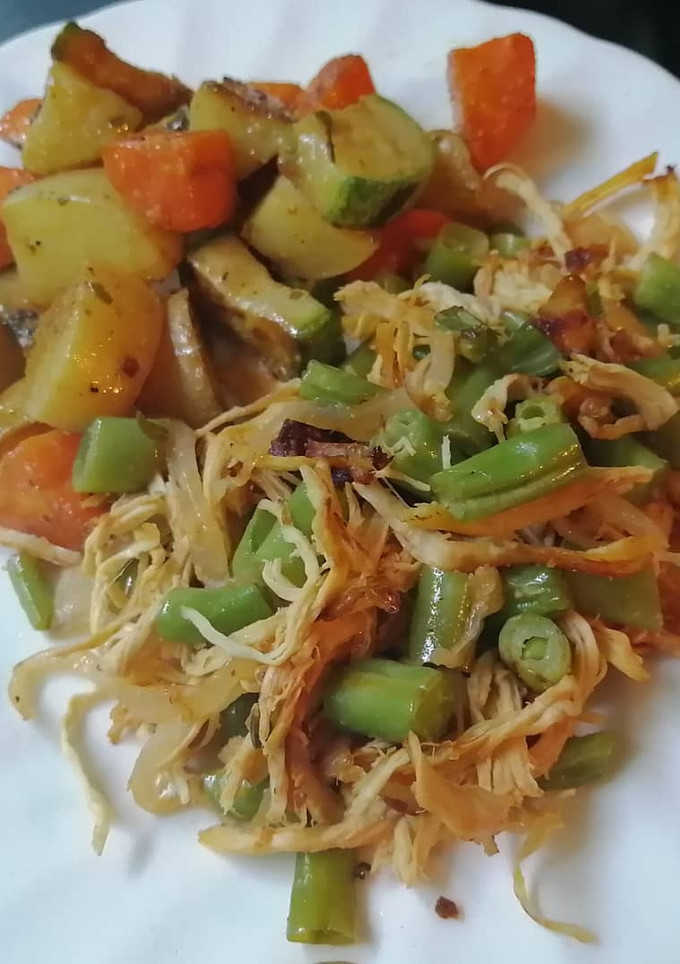 Una foto de Ejotes salteados con pollo y verduras con orégano y jengibre