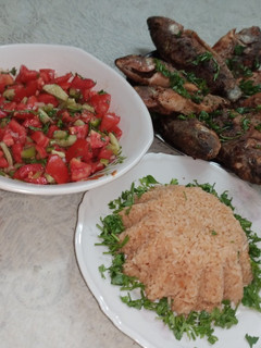 صورة لوصفة السمك المقلي مع السلطة والأرز