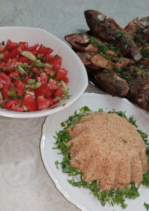 صورة لوصفة السمك المقلي مع السلطة والأرز