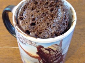 Una foto de Torta de chocolate en taza hecha en microondas